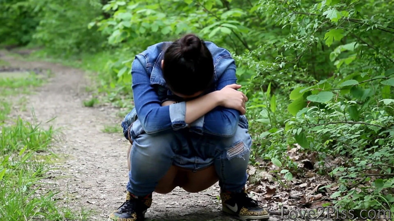 Love 2 Piss: Mengelap dengan daun