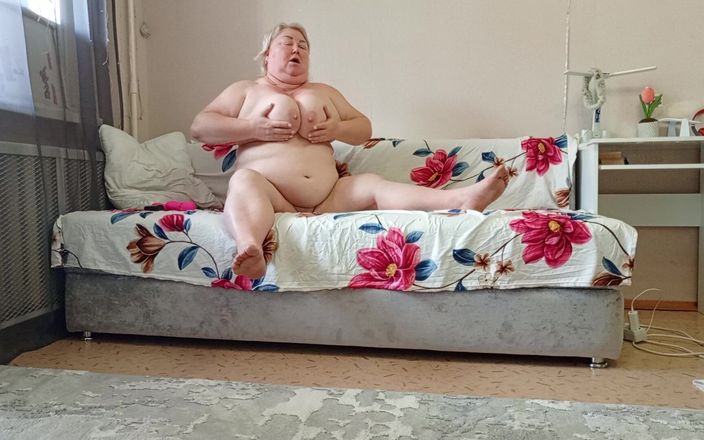 Zona901: Свекруха проводить час, мастурбуючи свою велику волохату пизду іграшками