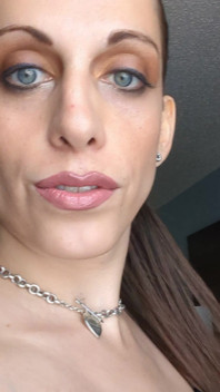 Fată transsexuală sexy care își expune pielea netedă și țâțele obraznice