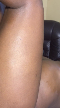 Massagista masculina transforma massagem em foda hardcore - cliente é gozada dentro da mesa
