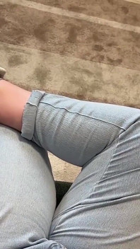 Elle déteste totalement ses couilles ! Coups de pied, stomping avec des semelles sales sur des testicules !