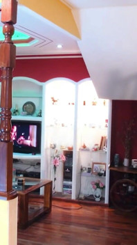 Mentre mia moglie guarda la tv, segue sua sorella fino alle scale.