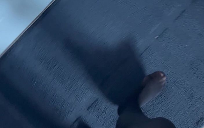 Feet: POV: Gehen in schwarzen strumpfhosen