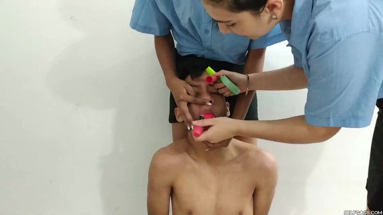 Selfgags femdom bondage: Un mec d’université populaire transformé en esclave dévergondée par des...