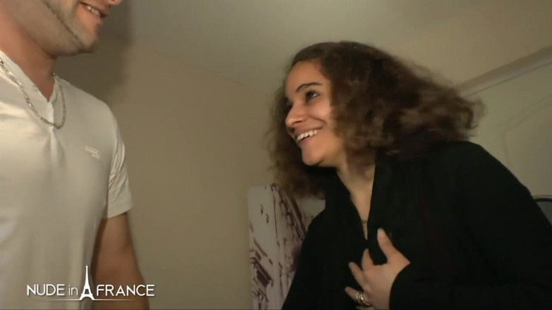 Nude in France: Curvă arabă excitată cu țâțe mici este futută anal în trei cu...