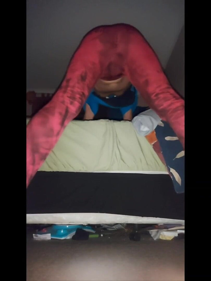 Lizzaali: Nuevos pantalones rojos de estiramiento y corrida en mis pies...