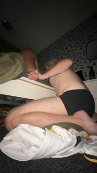 Soția excitată Dom pune soțul sclav în genunchi, astfel încât să se poată închina pizda ei