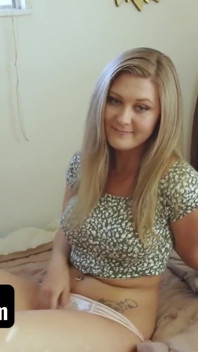 Sis loves me - il tizio fortunato ha beccato la sua sorellastra bionda che giocava con un dildo nella sua figa