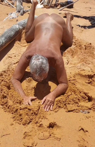 Ladysilvas: Ladysilva Melakukan Stritease Di Pantai Menunjukkan Pantat Panasnya Yang Sawo