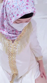 Awek Bertudung Malaysia Mengusik Dengan Abaya Putih Menunjuk-nunjuk Pantatnya