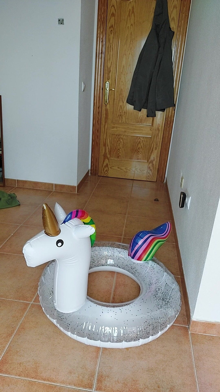 Softbrattypuppy: 紧身紧身衣裤和游泳戒指自慰