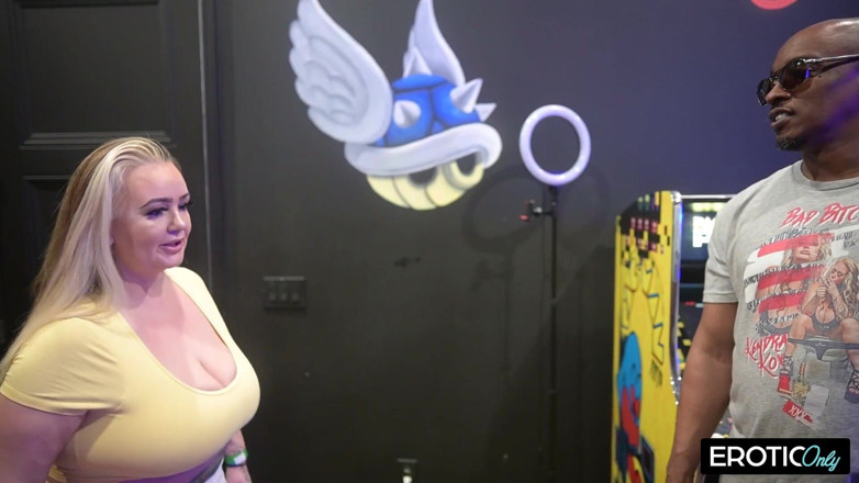 CurvyMilfs: Bbc allarga la troia bionda nel arcade martellante