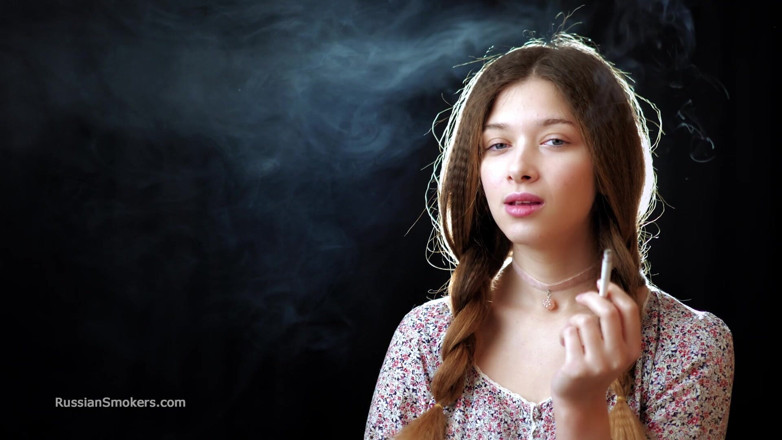 Russian Smokers: Seksi Rus kız sigara içiyor yavaş azdırıyor