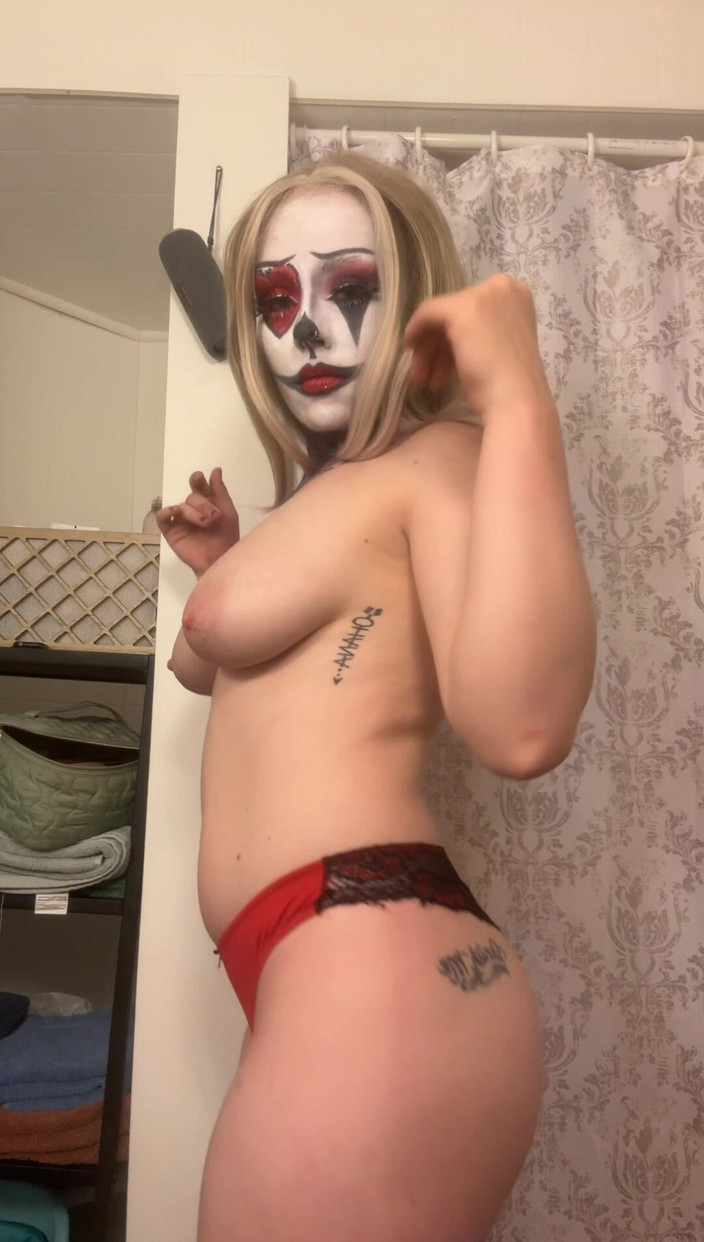 Kinkee Karma: Sexy pagliaccio si spoglia