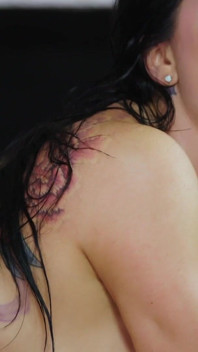 Wytatuowana bomba Romi Rain zostaje ostro wyruchana przez cipkę