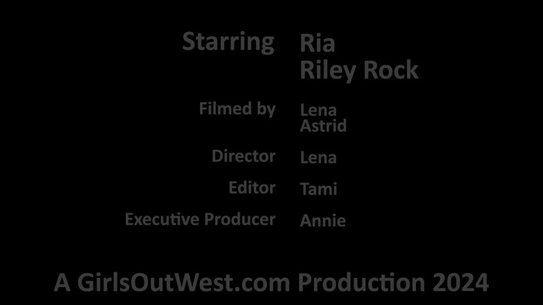 Girls Out West: टैटू वाली लेस्बियन लड़कियां एक दूसरे की बालों वाली चूत में कई उंगलियां डालती हैं