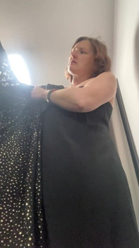 Sich nackt machen, um Designerkleider in einem schickem Boutique-Shop anprobieren