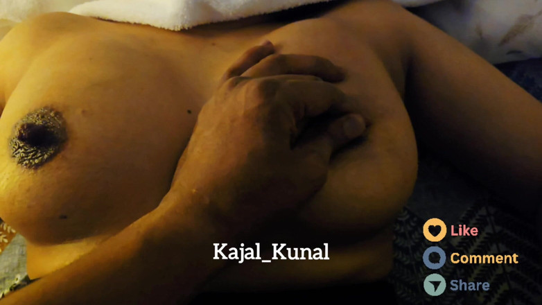Kajal_Kunal: Eu me diverti muito massageando os peitos da minha meia-irmã.