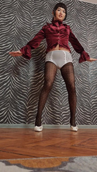 Ponnie Letani dansează în timp ce își etalează fundul delicios și picioarele sexy cu tocuri înalte