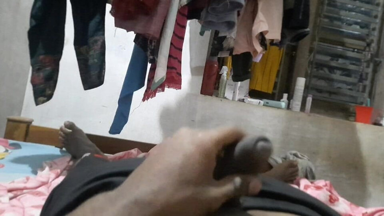 Wheyincognito: Un garçon sexy de 18 ans se branle allongé sur le...