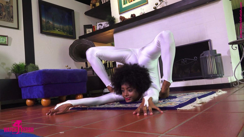 Gymnastic: Acrobaties dans une combinaison blanche Zentai