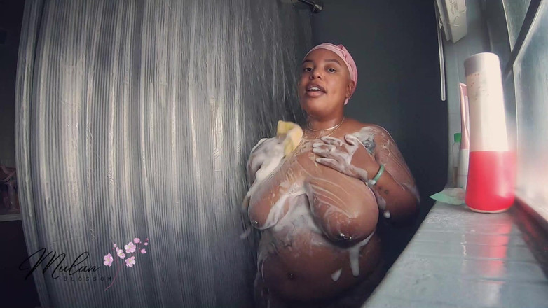 Mulan Blossom: Les seins d’une déesse BBW sous la douche