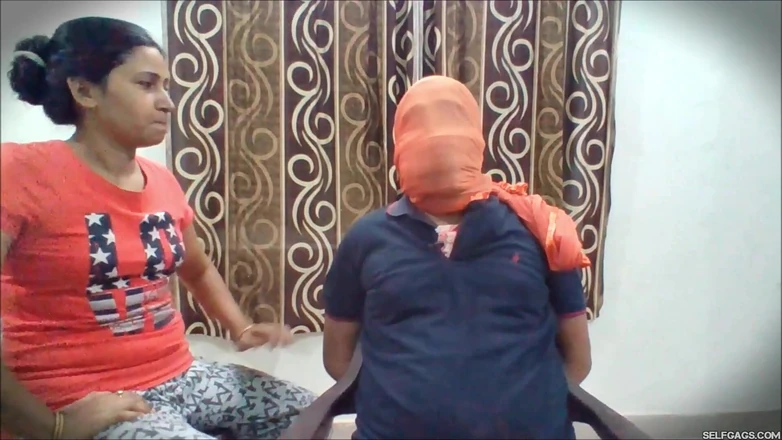 Selfgags femdom bondage: Tembel koca öğürerek cezalandırılıyor