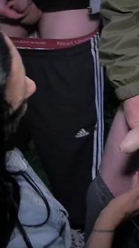 Vild brunett MILf älskar att suga av flera främlingar när hon går dogging