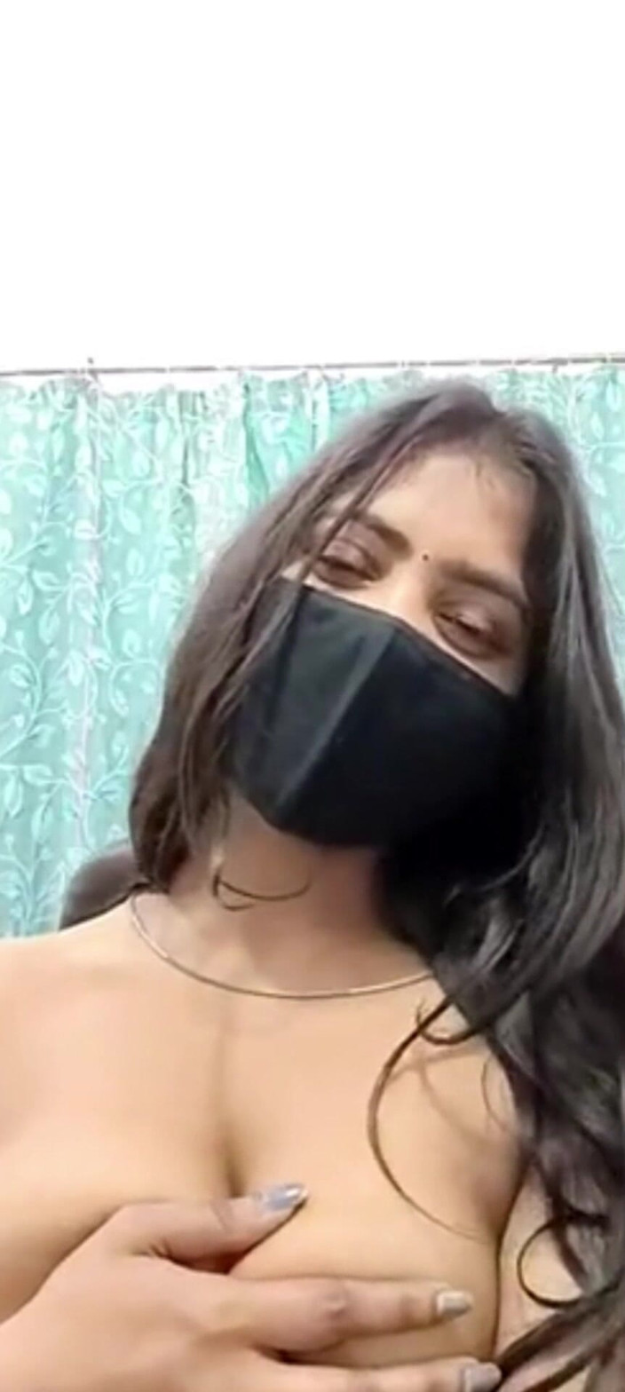 YourSexyWife: Iubita își expune și își presează țâțele pe un apel video
