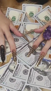 Findom： 现金女神数现金并让你崇拜她的乳沟和脚