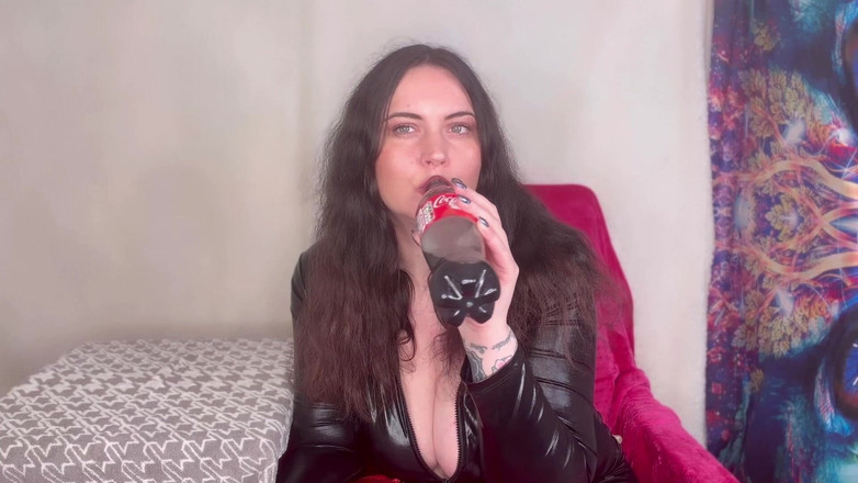 MissFFW: Slečna Ffw si užívá fizzy drink a burping