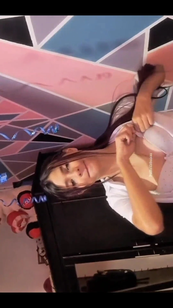 Studiotony: Ibu tiri semok ini suka selingkuh dan ngentot sama pria...