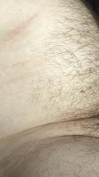 Un gay pulpeux non circoncise se masturbe et éjacule
