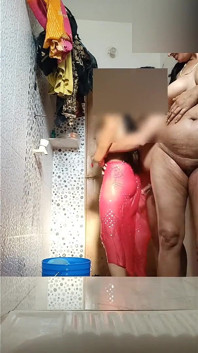 Zwei tanten hardcore-badezimmer-dreier-sex, dicke möpse, dicker arsch, sexy körper, hardcore-sex
