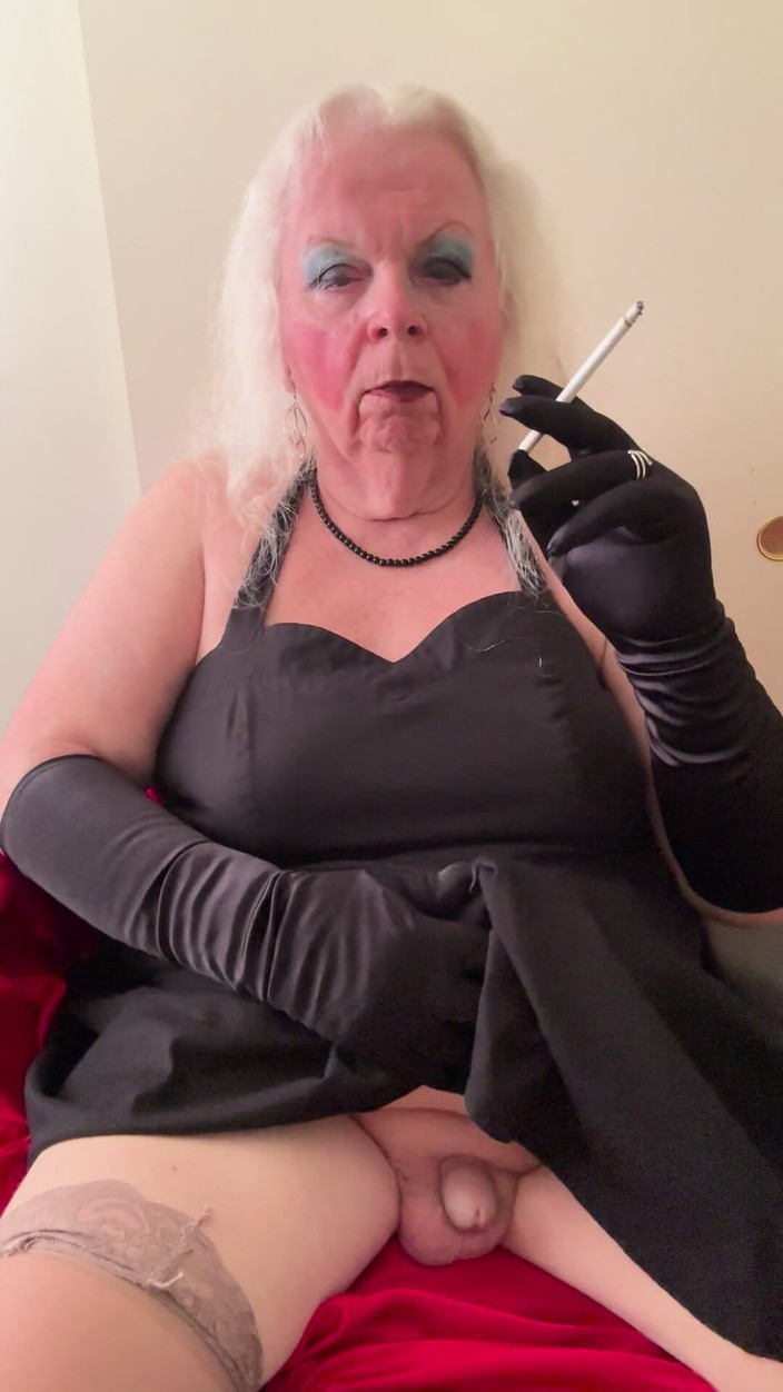 Constance: धूम्रपान और मूतना