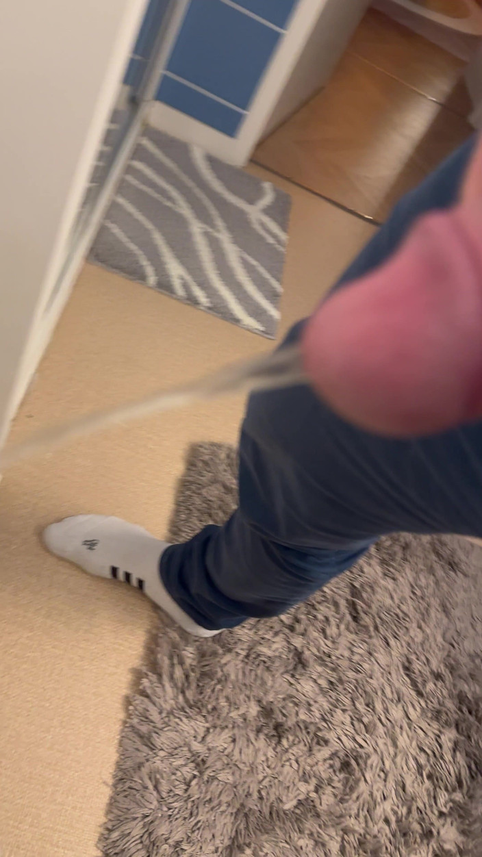 mekcho92000: 我撒尿并按摩我的鸡巴