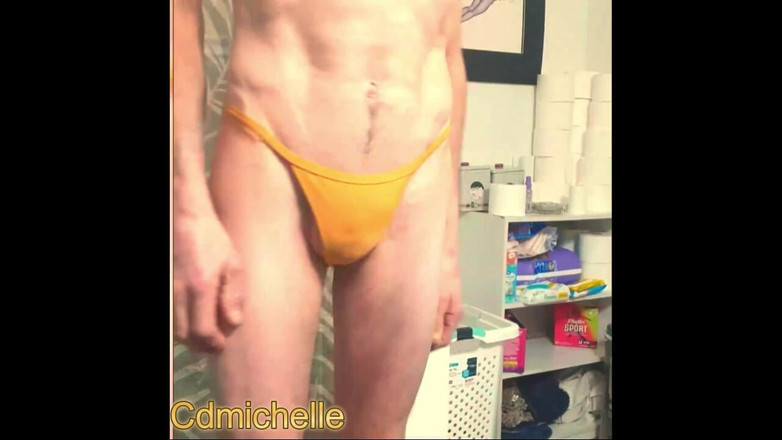 Crossdressers Cd Michelle wearing sexy lingerie: Cdmichelle draagt een gebruind badpak