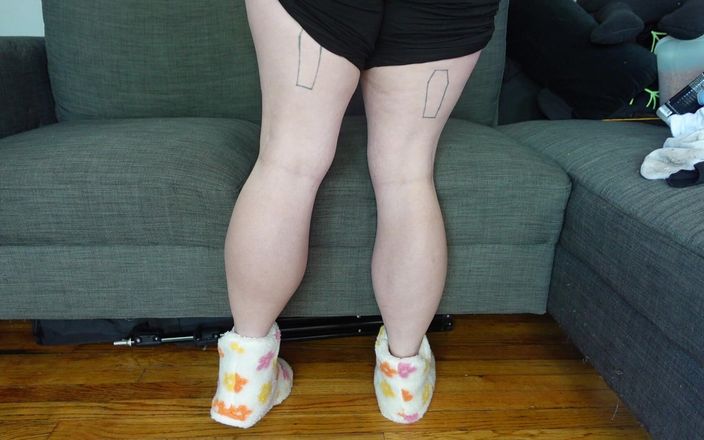 Deanna deadly: Calves Flex trong đôi ủng trơn trượt với thiết kế hoa