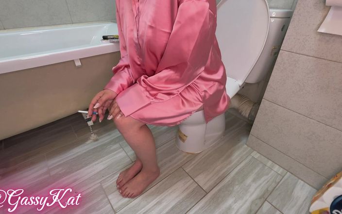 GassyKat: Smoking Goddess' Loud Toilet Farts