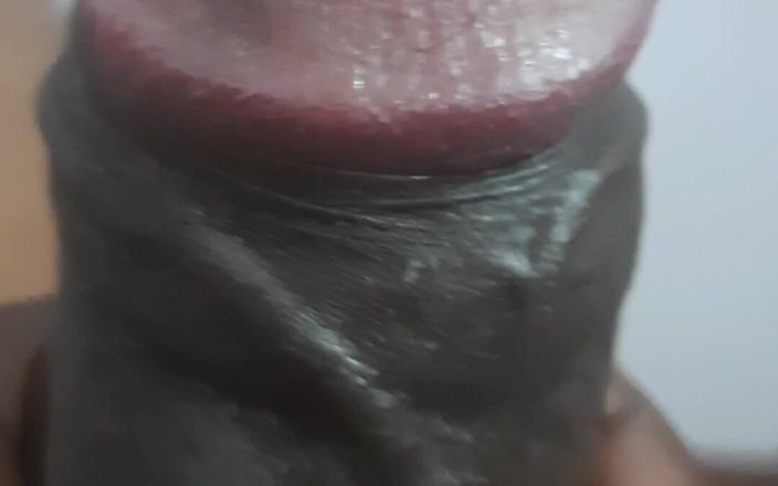 Lubina45: Seorang pria mengambil istirahat untuk menikmati perusahaannya sendiri.