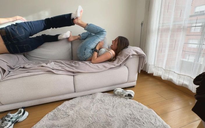 scarlettandc: Två lesbiska har en stark illaluktande fötter kvinnlig brottning match