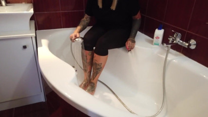 Fetish videos by Alex: 纹身金发熟女洗脚