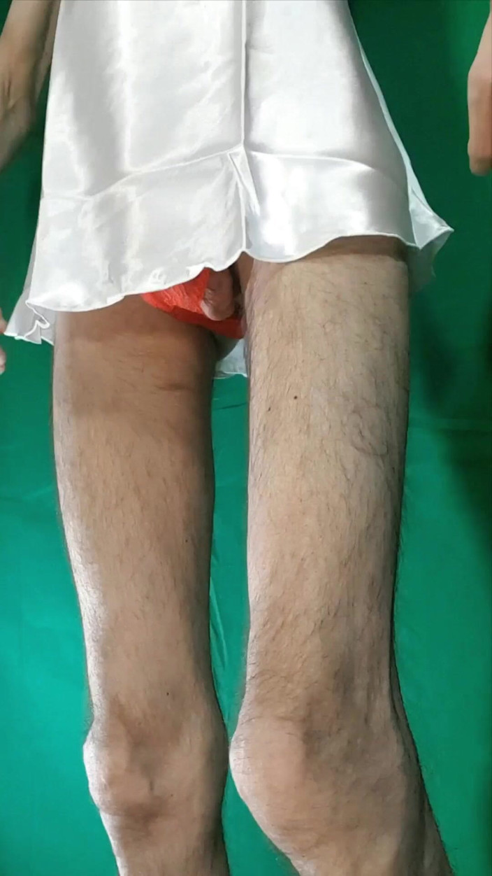 HeIsSooThin: Cămașă de noapte și chiloți roșii din dantelă