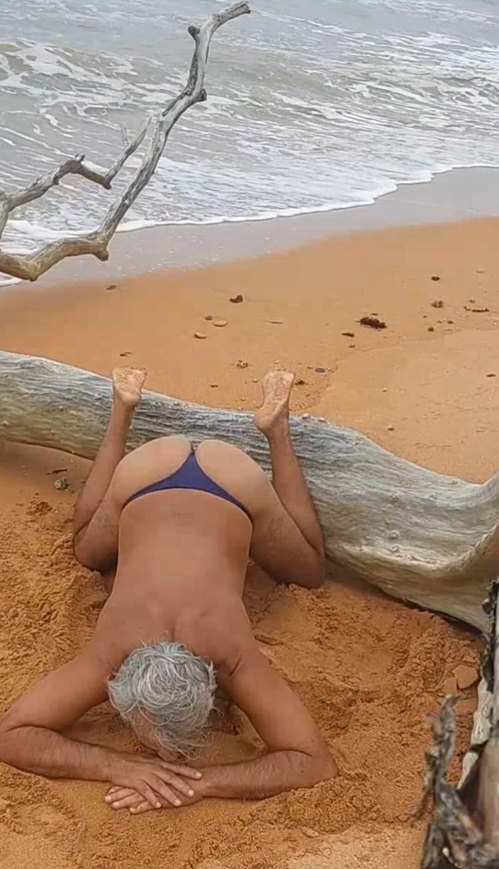 Ladysilvas: Ледісільва, яка неслухняна гаряча дупа на пляжі в бікіні