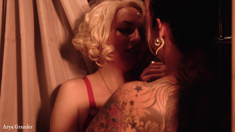 Arya Grander: Lésbica de látex fetiche acariciando e prazer sexual no banheiro