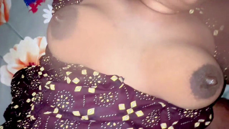 HOT_RUHI002: Asyalı köy güzel ateşli evli kadın büyük göğüslerini gösteriyor ve...