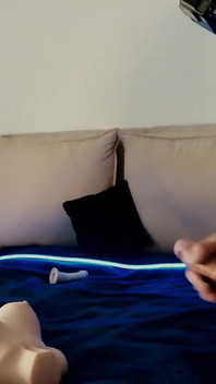Dietro le telecamere, registra un punto di vista con una bambola del sesso e la caramelle camille sexy