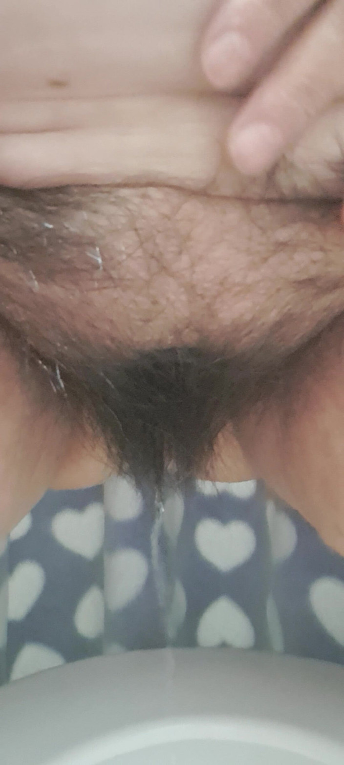 Mommy big hairy pussy: 그녀의 보지 털에 소변이 뚝뚝 떨어지다