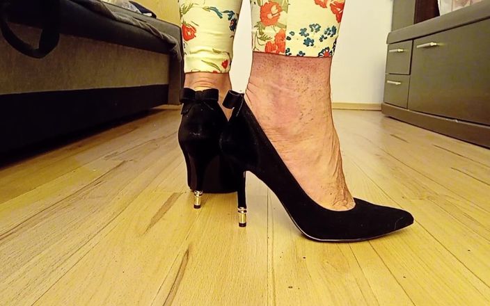 High Heels Kingdom: Crossdresser berjalan dalam suede hitam seksi menghalakan pam kasut tumit...