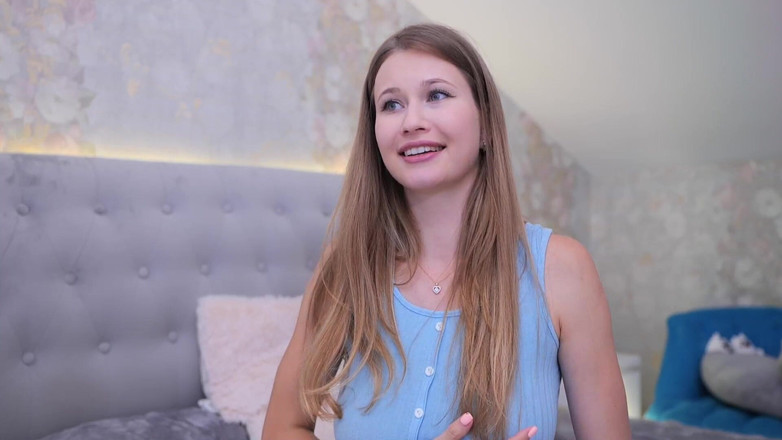 Stella Cardo: 스타킹을 신은 미녀가 다리를 벌렸다